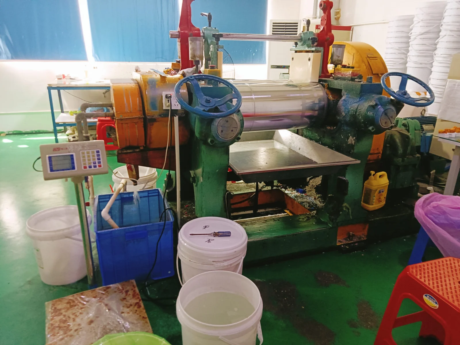 Roller mixing equipment used to prepare silicone material